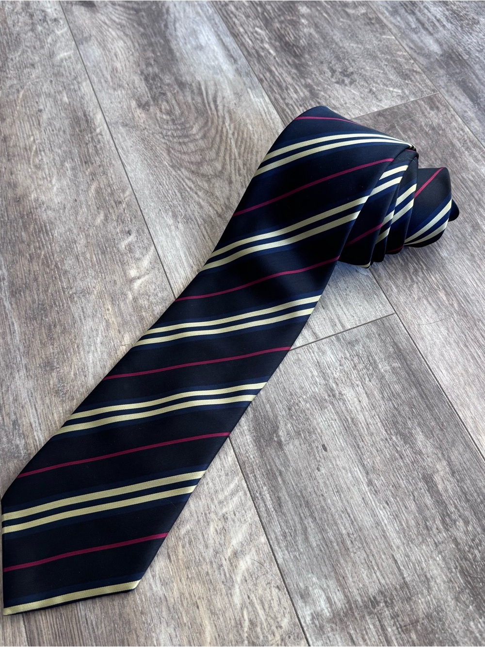 Burberry London Silk Classic Navy Diagonal Stripe Tie with Cream & Red Accents - Picture 7 of 8